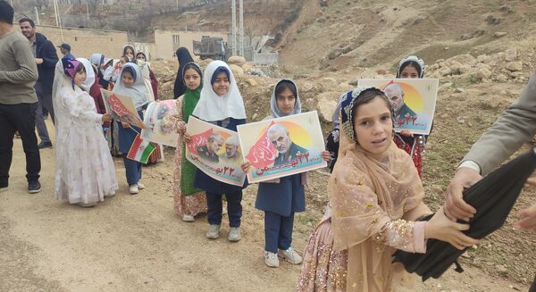 حضور پرشور دانش‌آموزان مدرسه فردوسی سرمازه در راهپیمایی ۲۲ بهمن