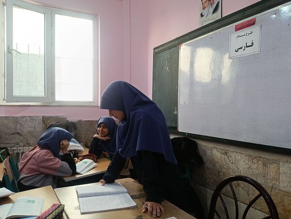 همدلی و همکاری دانش‌آموزان در اجرای طرح مدام دبیرستان دکتر جواد حداد ۲ 