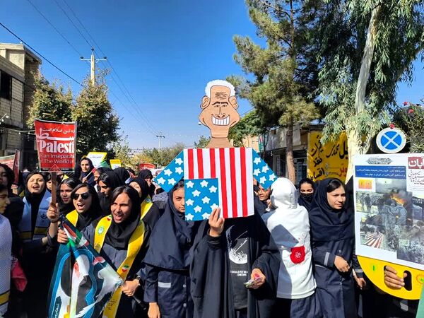 حضور پررنگ دانش‌آموزان شهر لپویی در راهپیمایی 13 آبان 