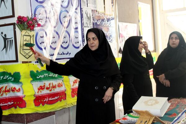نواخته شدن زنگ انقلاب در هنرستان فاطمه زهرا ( س) گچساران