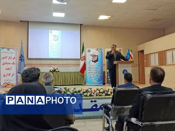 مراسم تجلیل از روشا اکبری برنده مدال طلای شطرنج مدارس جهان در شهرستان نیشابور 