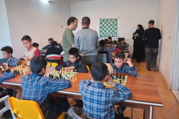 رقابت اندیشه‌ها در پیشوا؛ برگزاری مسابقات شطرنج دانش‌آموزی با حضور مسئولان