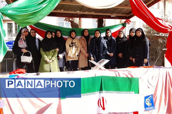  جشن ۲۲ بهمن در دبیرستان حضرت زینب(س) شهرری