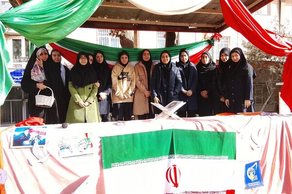  جشن ۲۲ بهمن در دبیرستان حضرت زینب(س) شهرری