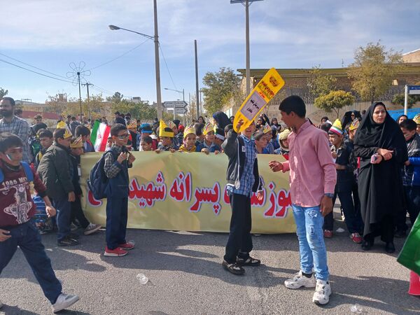 راهپیمایی روز 13 آبان در کوچه‌های شهر رضویه