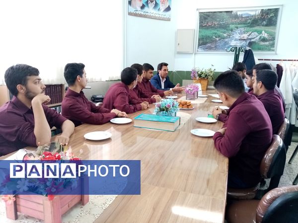 اولین نشست شورای دانش‌آموزی دبیرستان نمونه آیت الله خامنه‌ای کاشمر 