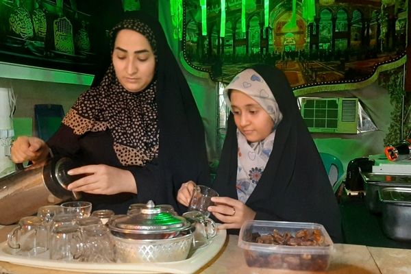 لذت خدمت به زوار در کنار خانواده