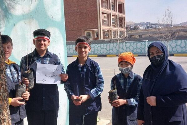 گرامیداشت روز درختکاری در دبستان امام حسن مجتبی(ع) رودهن 