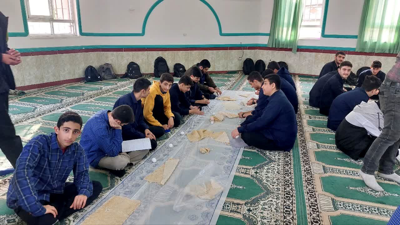 برگزاری نماز جماعت و زیارت عاشورا در دبیرستان شاهد