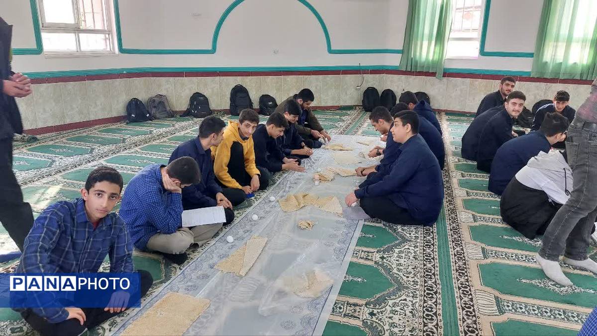 برگزاری نماز جماعت و زیارت عاشورا در دبیرستان شاهد