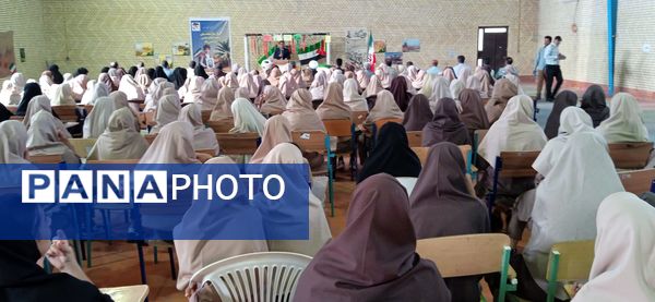 نواختن زنگ مهر و ایثار در مدارس جزیره هرمز 