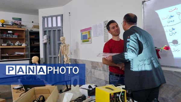 تقدیر از معلمان دبیرستان نمونه دولتی پژوهش آشخانه