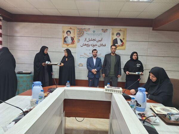 مراسم تقدیر از دانش‌آموز پژوهنده و فناور برتر کشوری و استانی ملارد 
