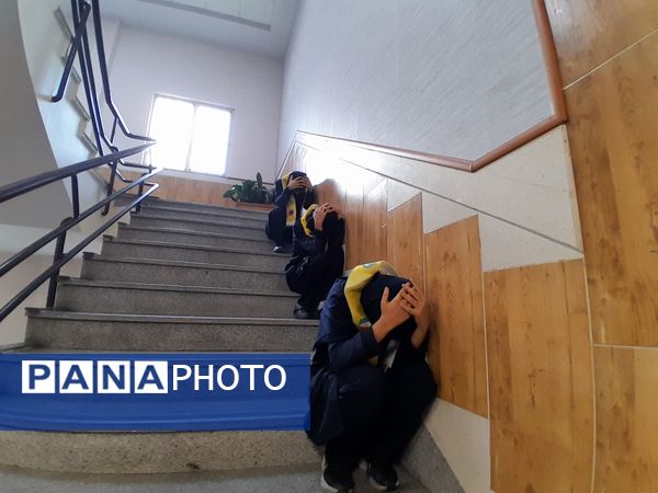  مانور زلزله در مدرسه مصلی نژاد حضرت زهرا(س)