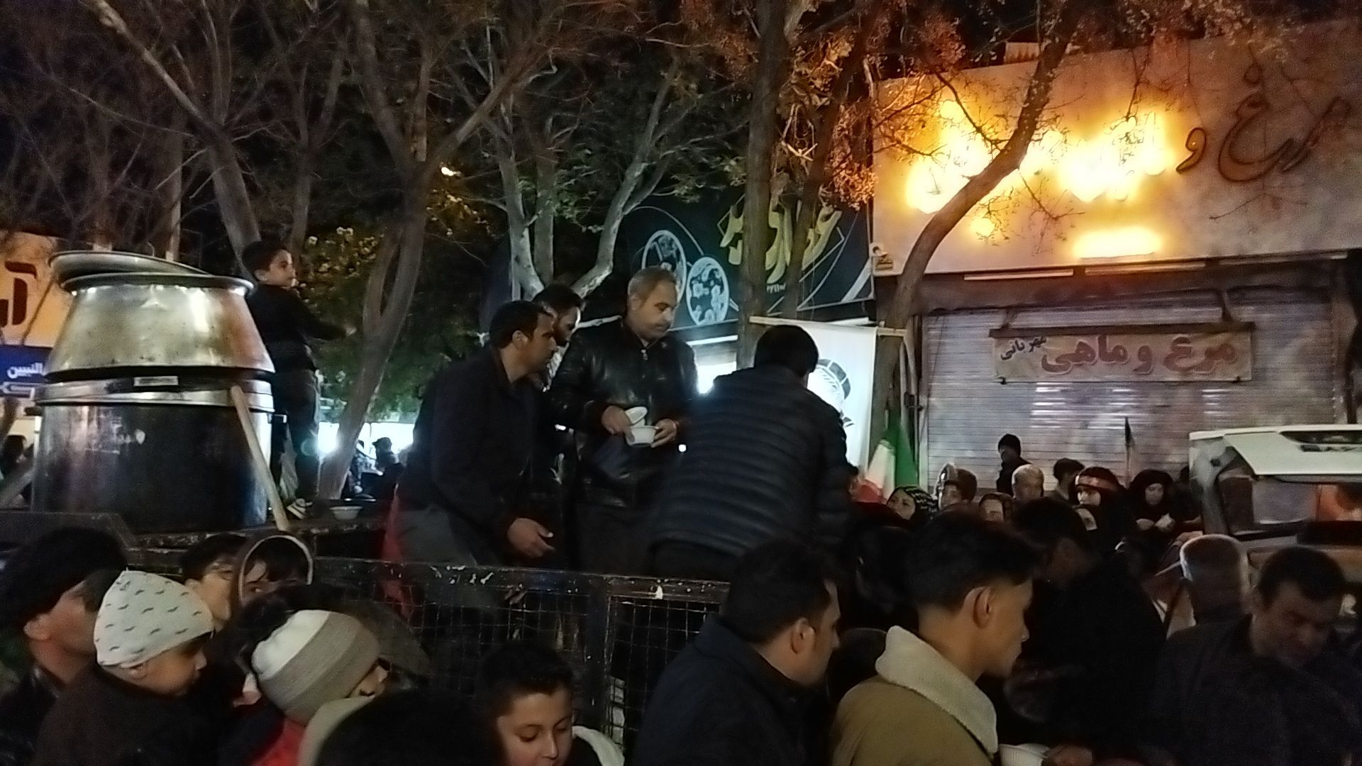 گذری بر فعالیت موکب گروه جهادی ریحانه النبی  در مراسم چهلم رهبر شهید و شهدای میناب 