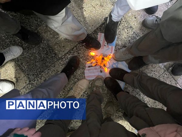 جشن انقلاب در دبستان لاله‌های انقلاب 