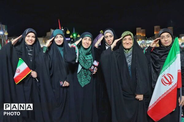 هنرمندان پای کار انقلاب