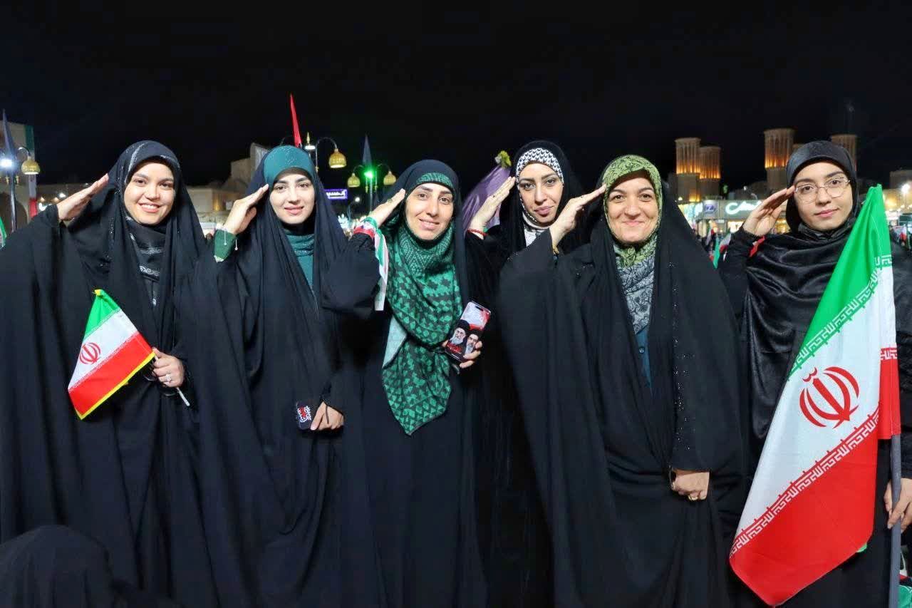 هنرمندان پای کار انقلاب