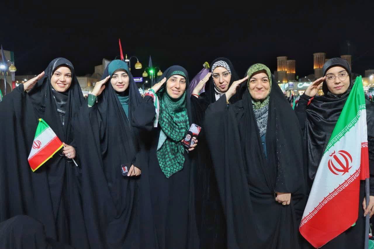 هنرمندان پای کار انقلاب