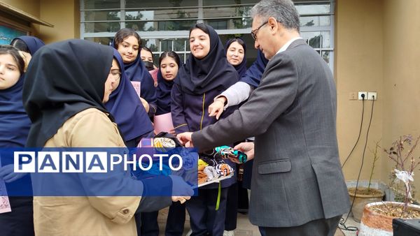 تقدیر از دانش‌آموزان برتر دبیرستان پیرایش نیشابور