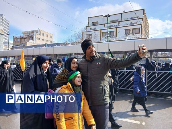 حضور پرشور مردم مشهدی در راهپیمایی ۲۲ بهمن 
