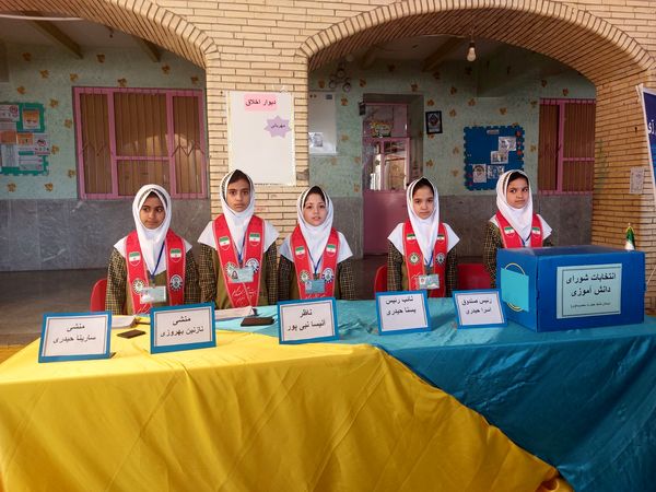 برگزاری انتخابات شورای دانش‌آموزی در مدرسه حضرت معصومه(س) حاجی‌آباد