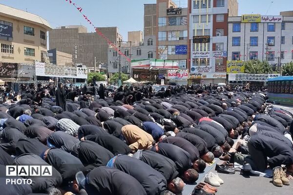 نماز ظهر عاشورا در میدان امام خامنه‌ای