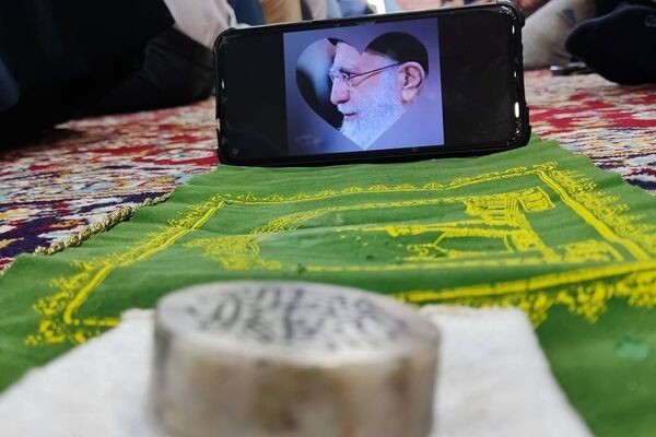  برپایی میز خدمت در حاشیه نماز جمعه بجنورد با حضور مسئولان استانی