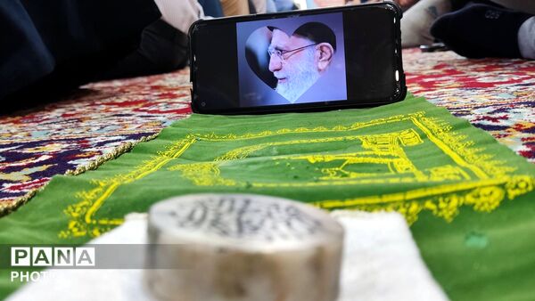 برپایی میز خدمت در حاشیه نماز جمعه بجنورد با حضور مسئولان استانی