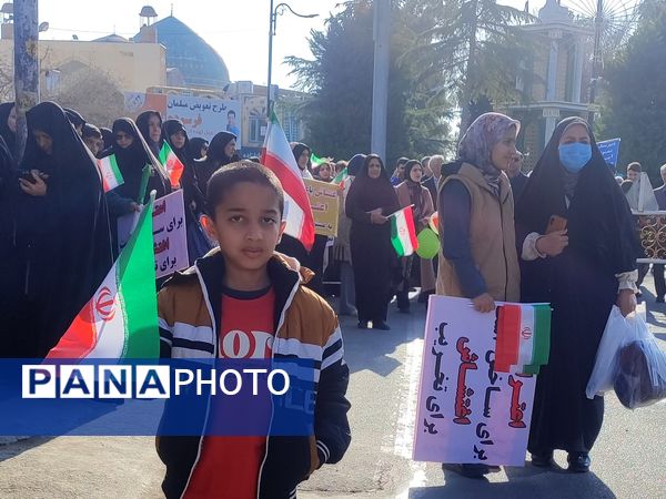 حضور پرشور کودکان در راهپیمایی میثاق با ولایت و محکوم نمودن اغتشاشات گروه های تروریستی در کاشمر