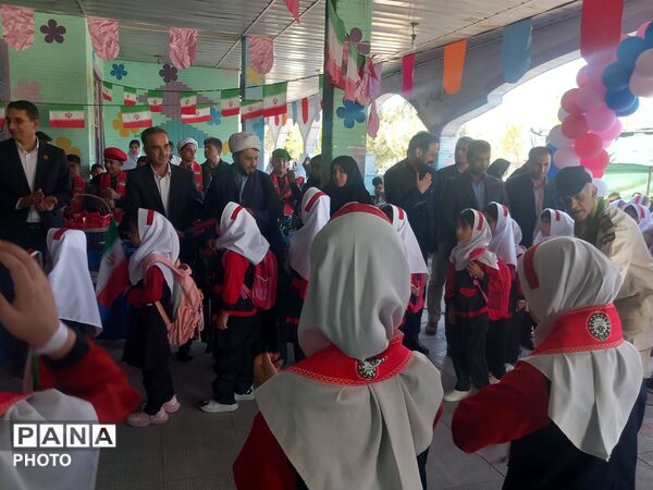 آغاز سال تحصیلی کلاس‌ اولی‌ ها با جشن شکوفه‌ ها در مدرسه شهید آوینی