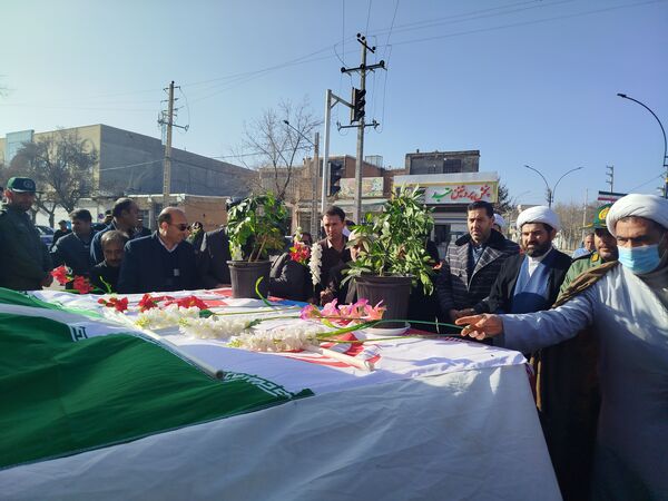 گلباران تمثال مبارک حضرت امام خمینی (ره) در سالروز ورود تاریخی و آغاز دهه فجر انقلاب اسلامی ایران 