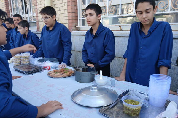 جلوه همدلی و مهارت‌آموزی در بازارچه مهربانی دبیرستان افسر معدل شیراز