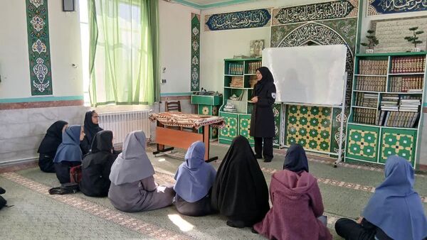آموزش کمک‌های اولیه مانور زلزله به دانش‌آموزان دبیرستان شهید دهقان