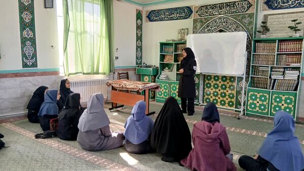 آموزش کمک‌های اولیه مانور زلزله به دانش‌آموزان دبیرستان شهید دهقان