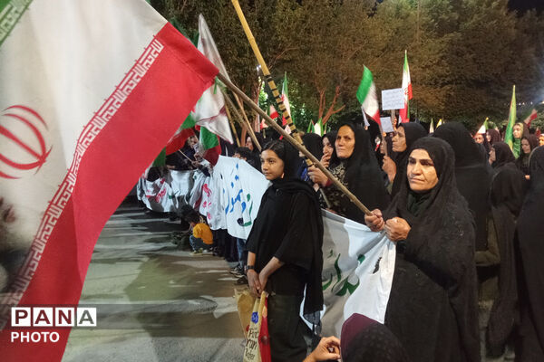 ایستادگی در سایه پرچم وطن
