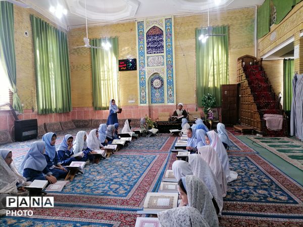 محفل انس با قرآن و اقامه نماز جماعت در سومین روز ماه مبارک رمضان 