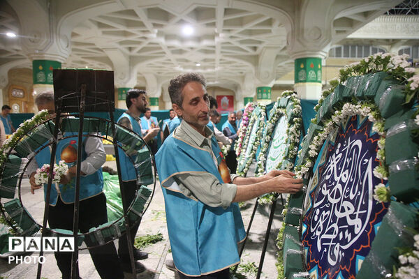گل آرایی ضریح مطهر حضرت معصومه(س) در شب میلاد امام رضا(ع)