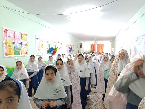 نواختن زنگ مهر و نماز در مدرسه ۲۲بهمن