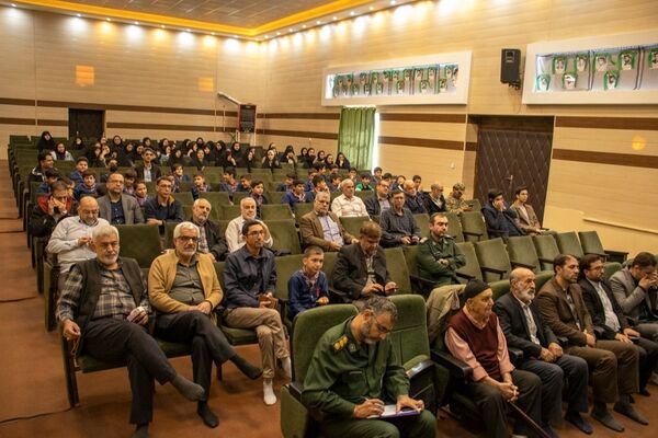 آیین رونمایی کتاب یک نفس تا کربلا روایت داستان زندگی دانش آموز شهید حسین سلیمی