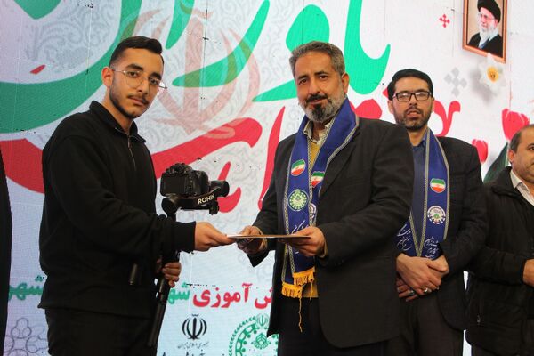 هم‌سرایی هزار نفری دانش‌آموزان یاور انقلاب در اسلامشهر