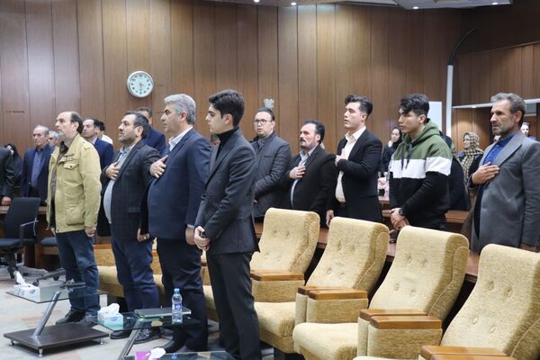 رونمایی کتاب «سه کبوتر حدادان» دانش‌آموز تبریزی