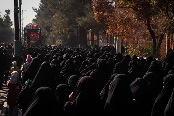 تشییع پیکر مطهر شهید گمنام ۱۷ ساله در اردکان 