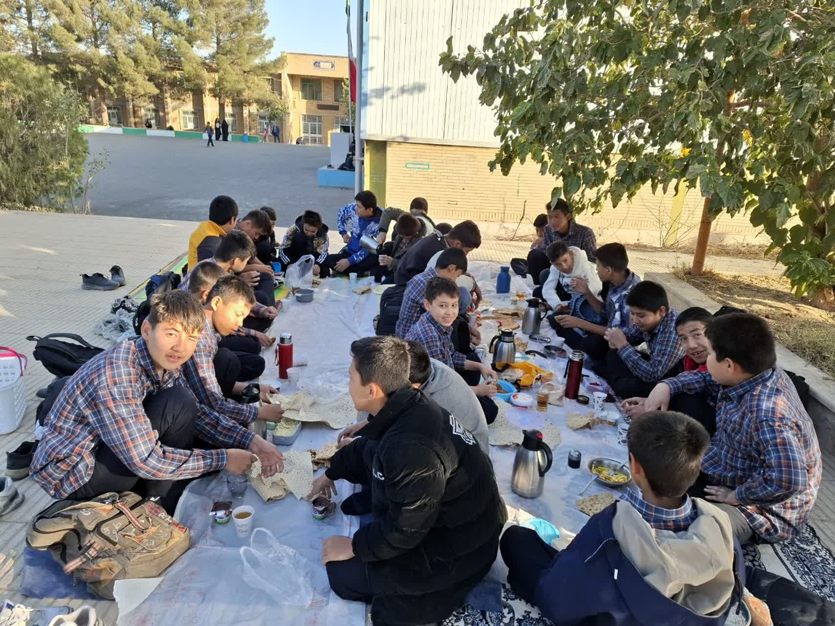 حال و هوای دانش‌آموزان دبیرستان شهید صدر کهک در یک صبح پاییزی