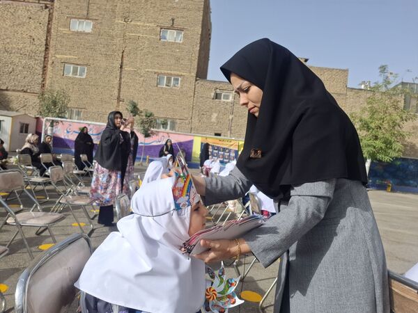 جشن شکوفه ها در دبستان مصلی نژاد