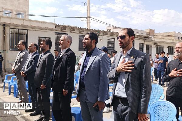نواخته شدن زنگ ۱۵ خرداد در دبیرستان صدرا