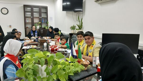 دیدار رئیس سازمان دانش‌آموزی و دانش‌آموزان پیشتاز و خبرنگاران پانا با رئیس سازمان تأمین اجتماعی محمودآباد 