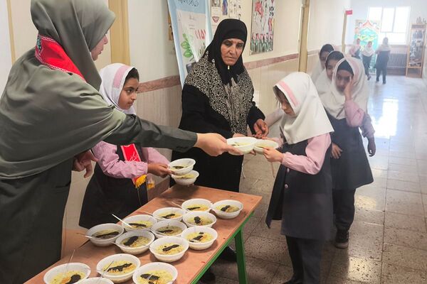 برپایی ایستگاه صلواتی و سفره حضرت فاطمه زهرا (س) در دبستان بنت‌الهدی فیروزکوه