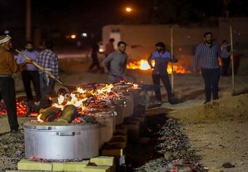 پخت غذای نذری توسط هیئت اباعبدالله الحسین(ع) منطقه شهداد