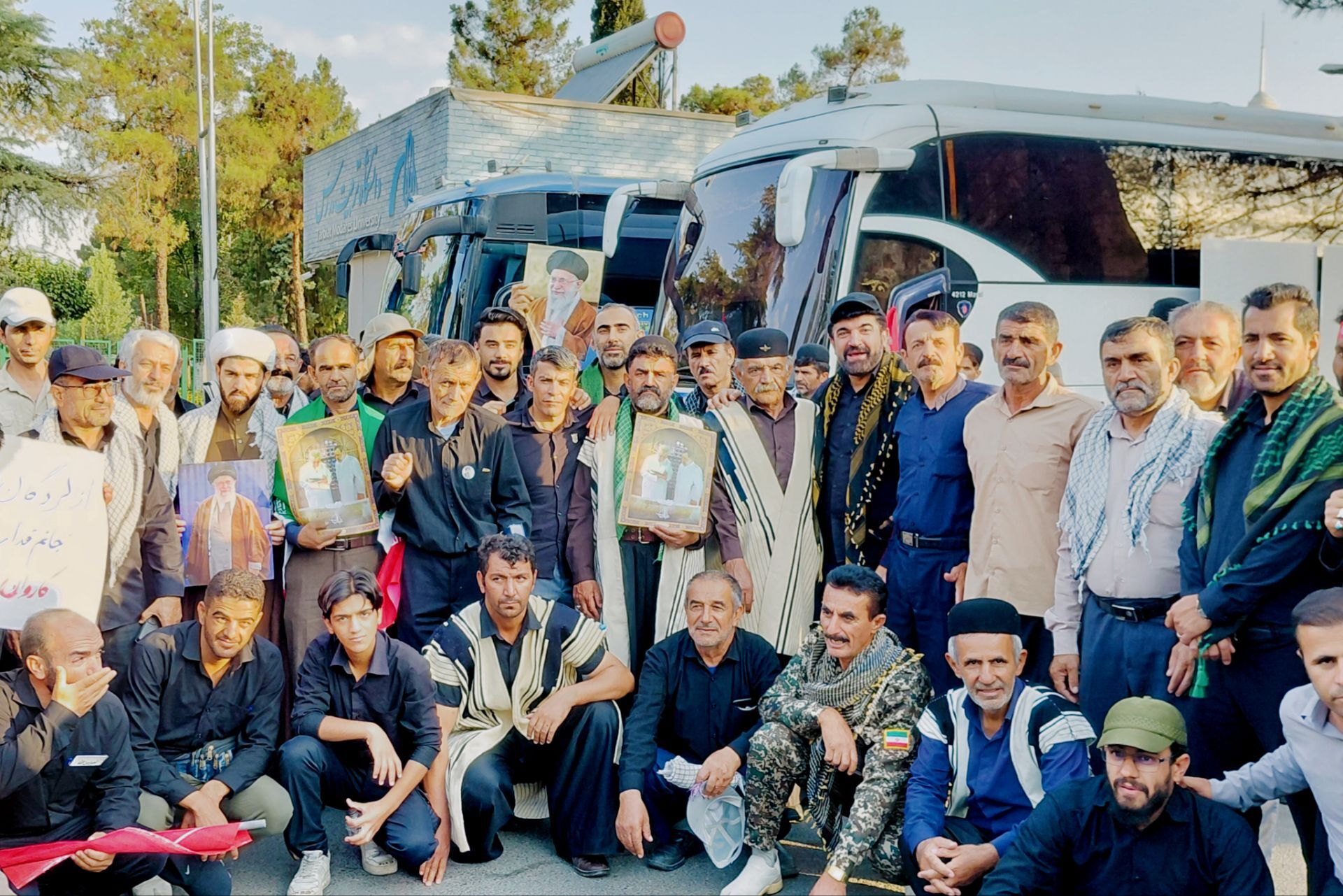 حضور پرشور جمعی از قوم بختیاری لردگان در آیین تشییع رهبر در میدان انقلاب تهران
